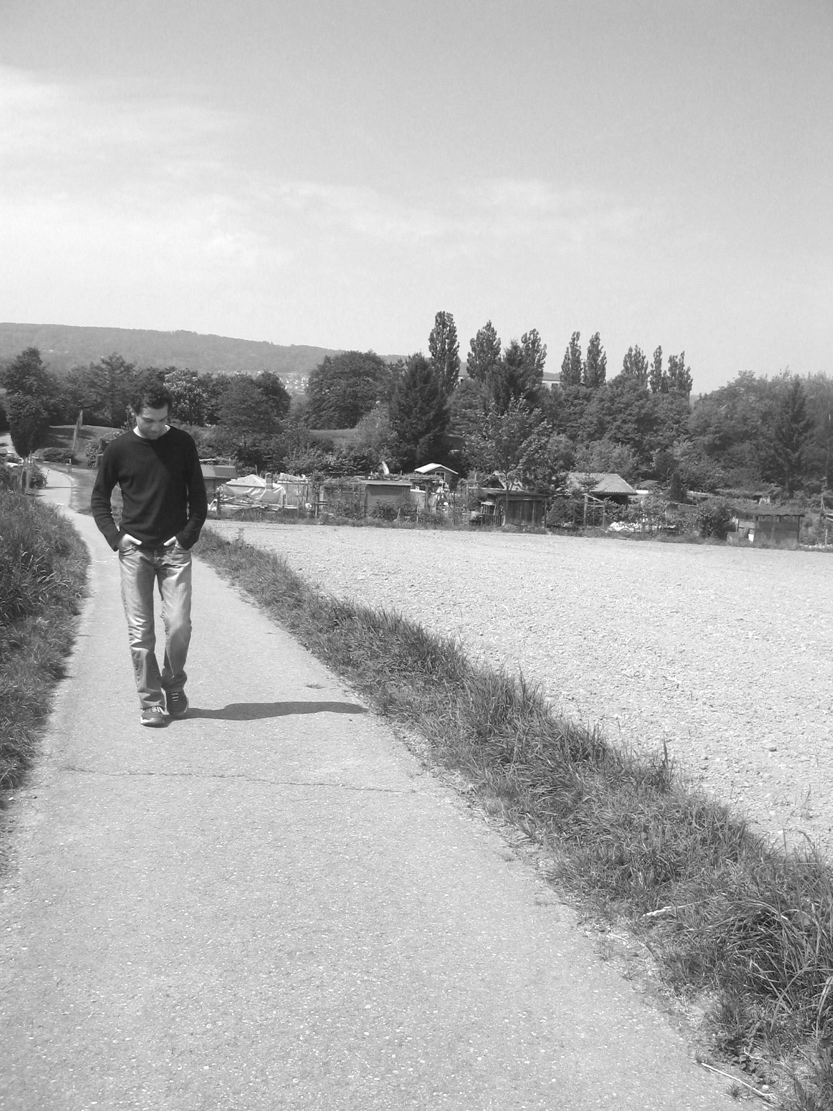 Imad läuft in einer Landschaft